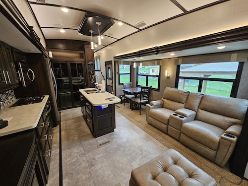 Large Camper•Massage seats•cornhole•Backyard•Parking•A/C