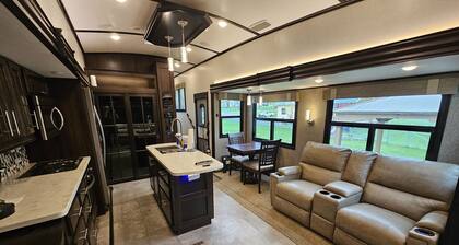 Large Camper•Massage seats•cornhole•Backyard•Parking•A/C