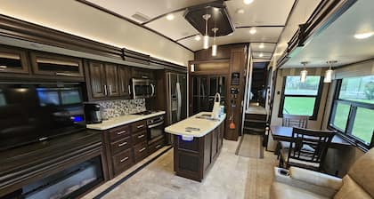 Large Camper•Massage seats•cornhole•Backyard•Parking•A/C