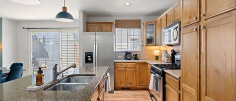 Jääkaappi, mikroaaltouuni, uuni, liesi