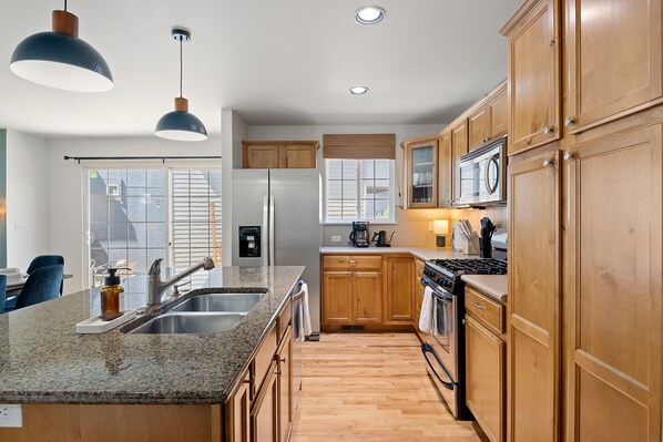 ثلاجة، ميكروويف، فرن، موقد طهي مسطح