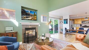 Smart TV, chimenea y oficina