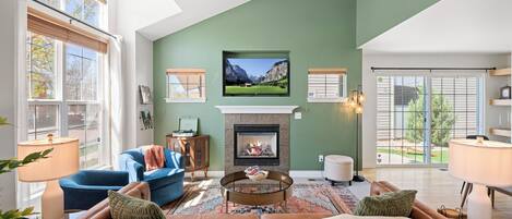 Smart-TV, Kamin, Videospiele, Arbeitsbereiche