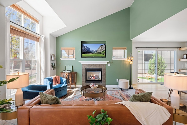 Designed with luxe vintage flair, the living room blends comfort and style. Relax on the spacious sofa and plush chairs, enjoy the large smart TV with Roku, or unwind in the cozy reading nook with its inviting chair and curated records.