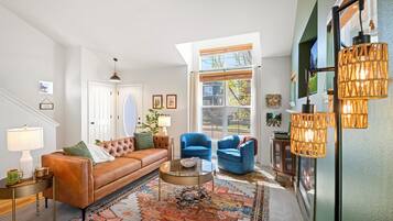 Smart-tv, een open haard, videospelletjes en een kantoor