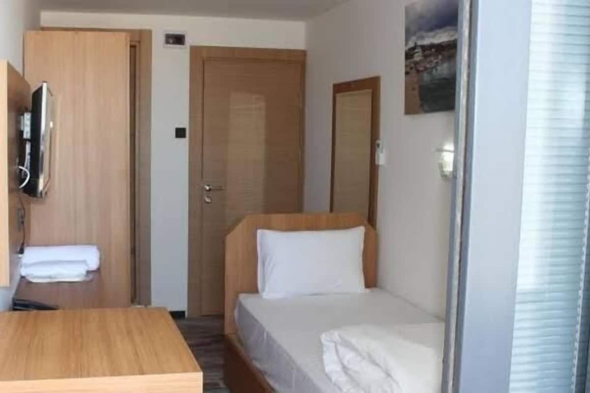 Habitación individual estándar, balcón, frente al mar | 1 habitación, ropa de cama de alta calidad, minibar y escritorio