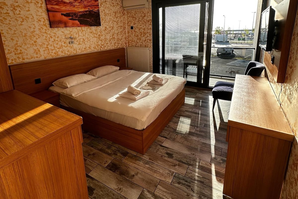 Habitación doble, balcón, vista al mar | 1 habitación, ropa de cama de alta calidad, minibar y escritorio