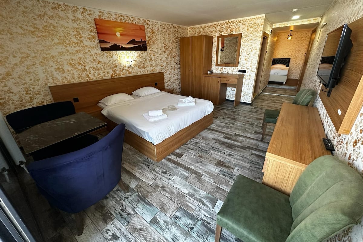 Habitación triple familiar, balcón, vista al mar | 1 habitación, ropa de cama de alta calidad, minibar y escritorio