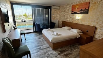家庭三人房, 阳台, 海景 | 1 多间卧室、高档床上用品、迷你吧、办公桌