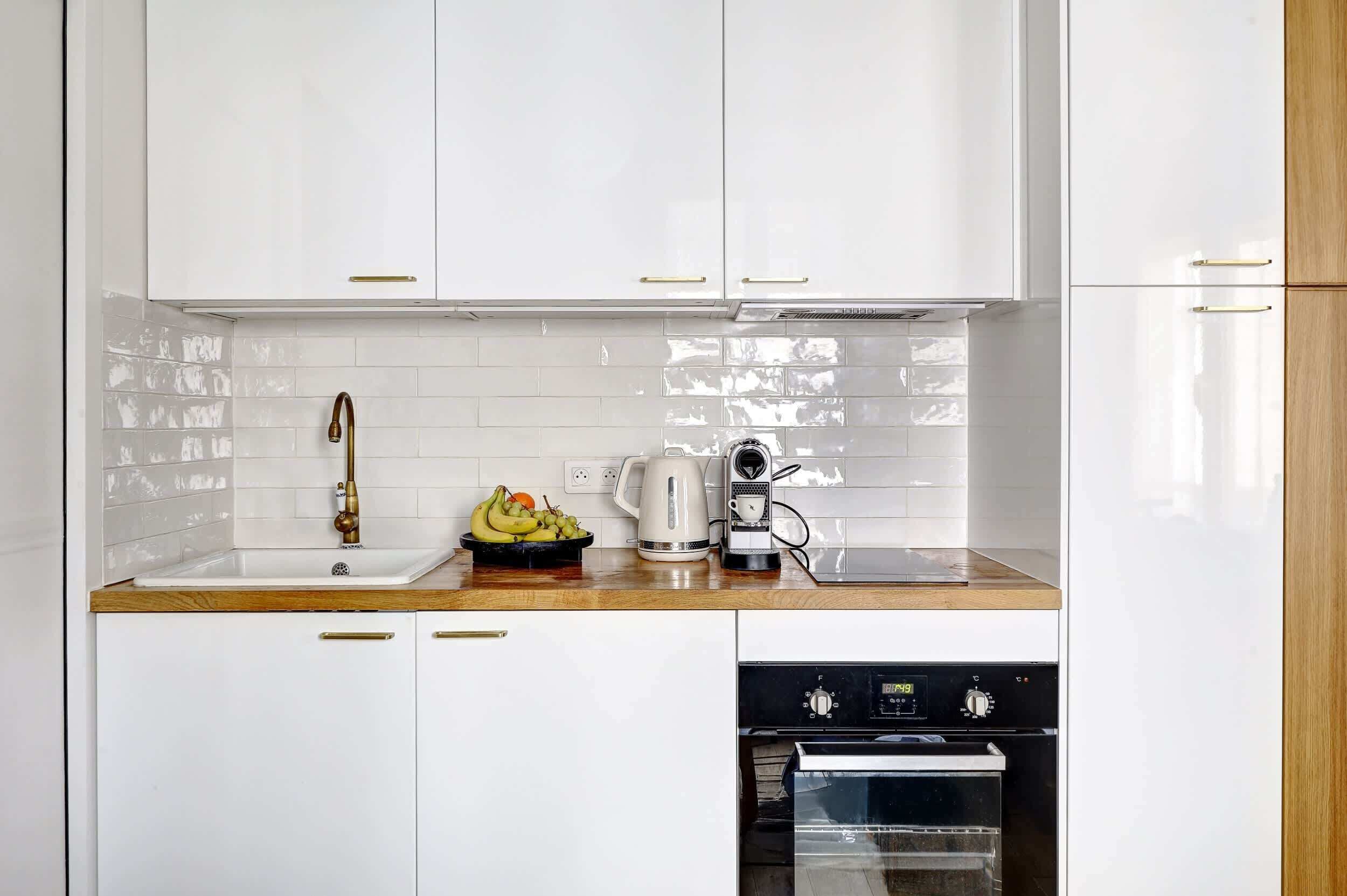 Fridge, oven, stovetop, coffee/tea maker