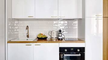 Fridge, oven, stovetop, coffee/tea maker