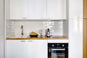 Réfrigérateur, four, plaque de cuisson, cafetière/bouilloire