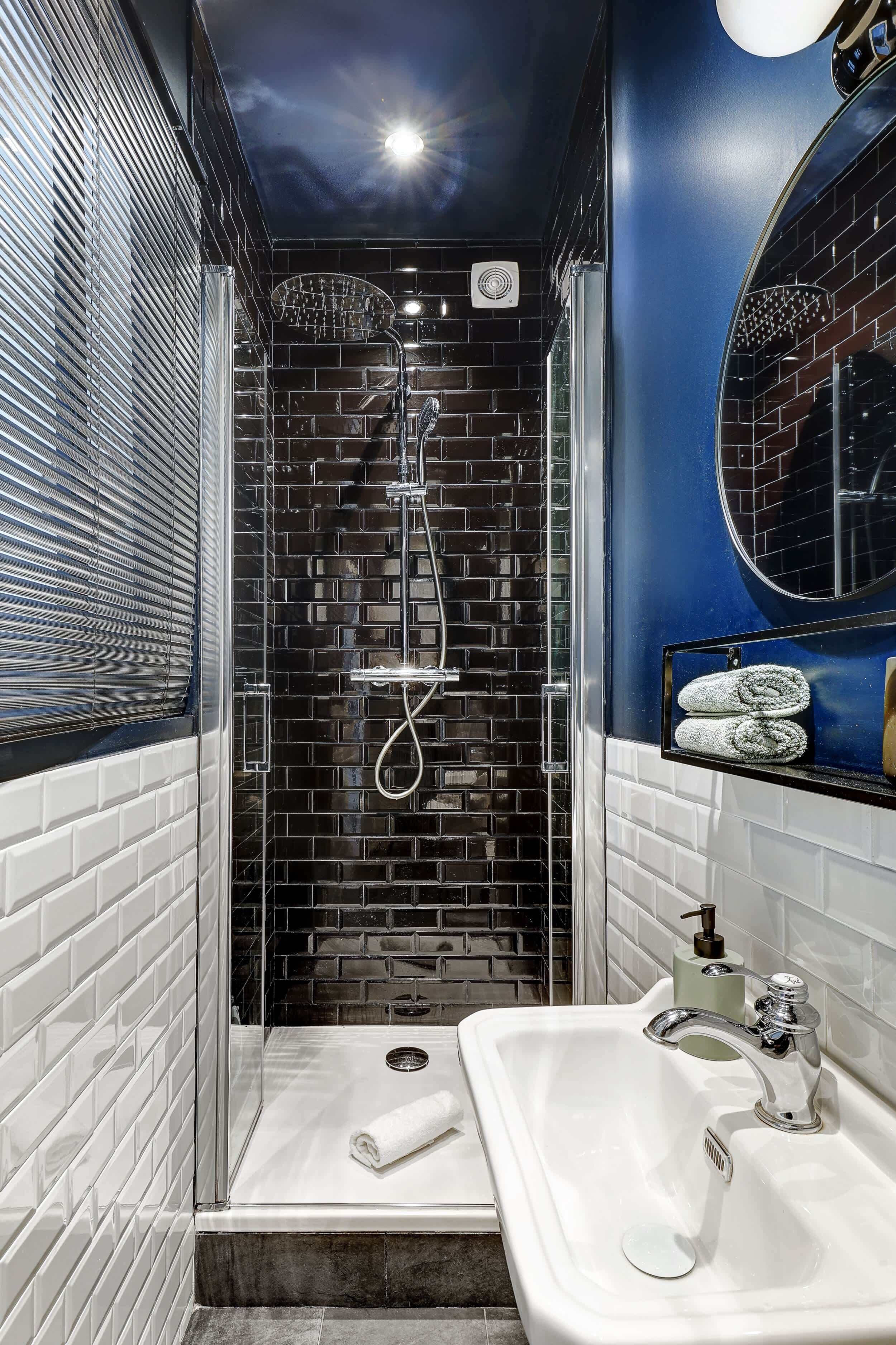 シャワー、ヘアドライヤー、タオル、石鹸