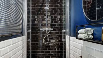 Douche, sèche-cheveux, serviettes fournies