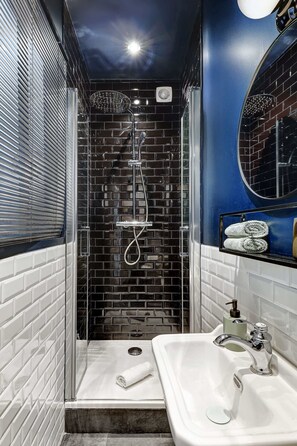 Douche, sèche-cheveux, serviettes fournies, savon