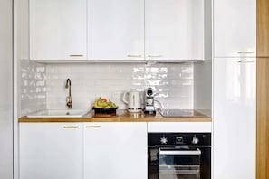 Réfrigérateur, four, plaque de cuisson, cafetière/bouilloire