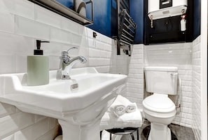Douche, sèche-cheveux, serviettes fournies, savon
