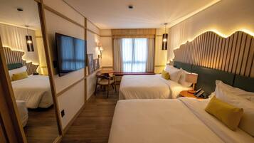 Quarto duplo standard, vista para a cidade | Cofres nos quartos, Wi-Fi de cortesia, roupa de cama