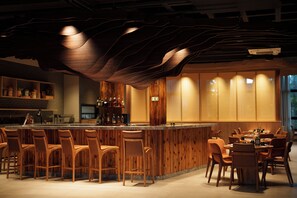 Eine Bar mit Holzhockern und einer Bar.
