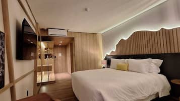 Quarto casal standard, vista para a cidade | Cofres nos quartos, Wi-Fi de cortesia, roupa de cama