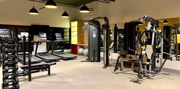 A gym with treadmills, weight machines, and free weights. - DoubleTree by Hilton Caracol Canela (Canela)