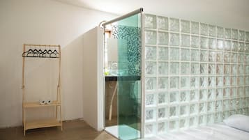 6 bedrooms, WiFi, bed sheets