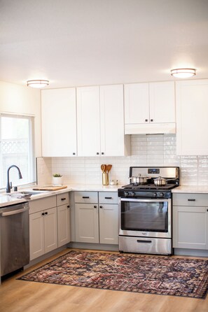 Mikrowelle, Ofen, Herdplatte, Geschirrspüler