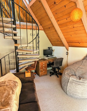 2 bedrooms, desk, WiFi, bed sheets