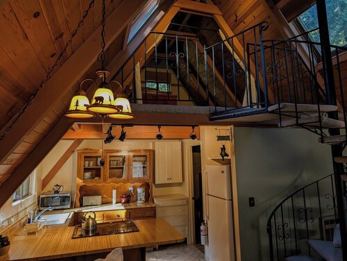 Cozy & Charming Sierra Nevada mts cabin 40 minutes from Kirkwood Ski resort.