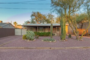 Property grounds - Ideal Haven- Perfect Convenient 2-bedroom house with Hot tub & pet friendly (Tucson)