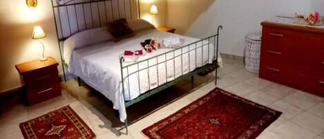 1 habitación, escritorio, tabla de planchar con plancha y cuna de viaje