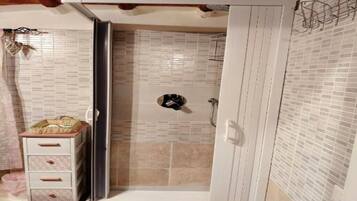 Dusche, kostenlose Toilettenartikel, Haartrockner, Bidet