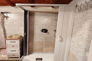 Shower, free toiletries, hair dryer, bidet - La Dimora del 1700 (Tivoli)