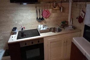 Micro-ondes, four, plaque de cuisson, cafetière/bouilloire