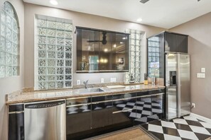 Fridge, oven, stovetop, dishwasher