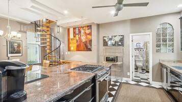 Fridge, oven, stovetop, dishwasher