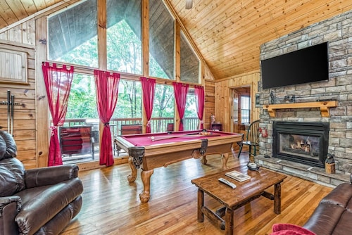 Smoky Mtn Lux Cabin Hot Tub Pool Views