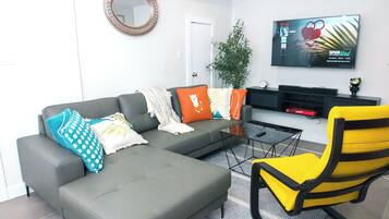 Smart-tv, bøger, stereoanlæg, printere