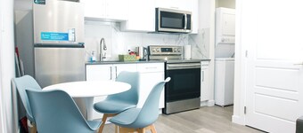 Comfy & Modern 2 Bedroom Guest Suite with King Bed