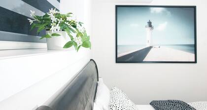 Comfy & Modern 2 Bedroom Guest Suite with King Bed