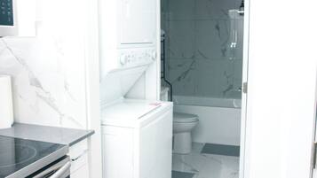 Een koelkast, een magnetron, een oven, een kookplaat