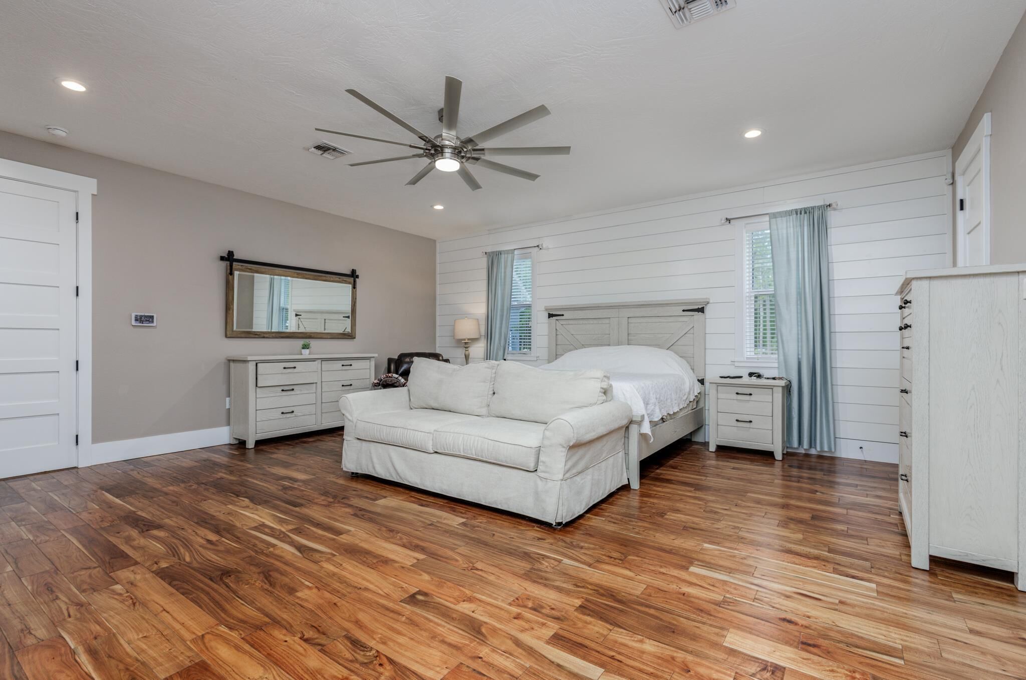 6 bedrooms, desk, WiFi, bed sheets