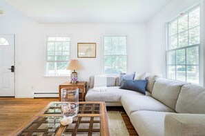 Smart TV, fireplace, books, offices - The Lane House | Private Beach Escape (Orient)