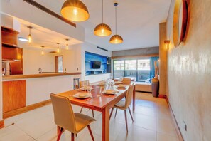 Apartment, 2 Schlafzimmer, eigener Pool, Strandnähe | Essbereich im Zimmer