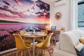 Dining - Lavande Évasion - Air Conditioning - Peaceful (rated 3-stars) (Avignon)