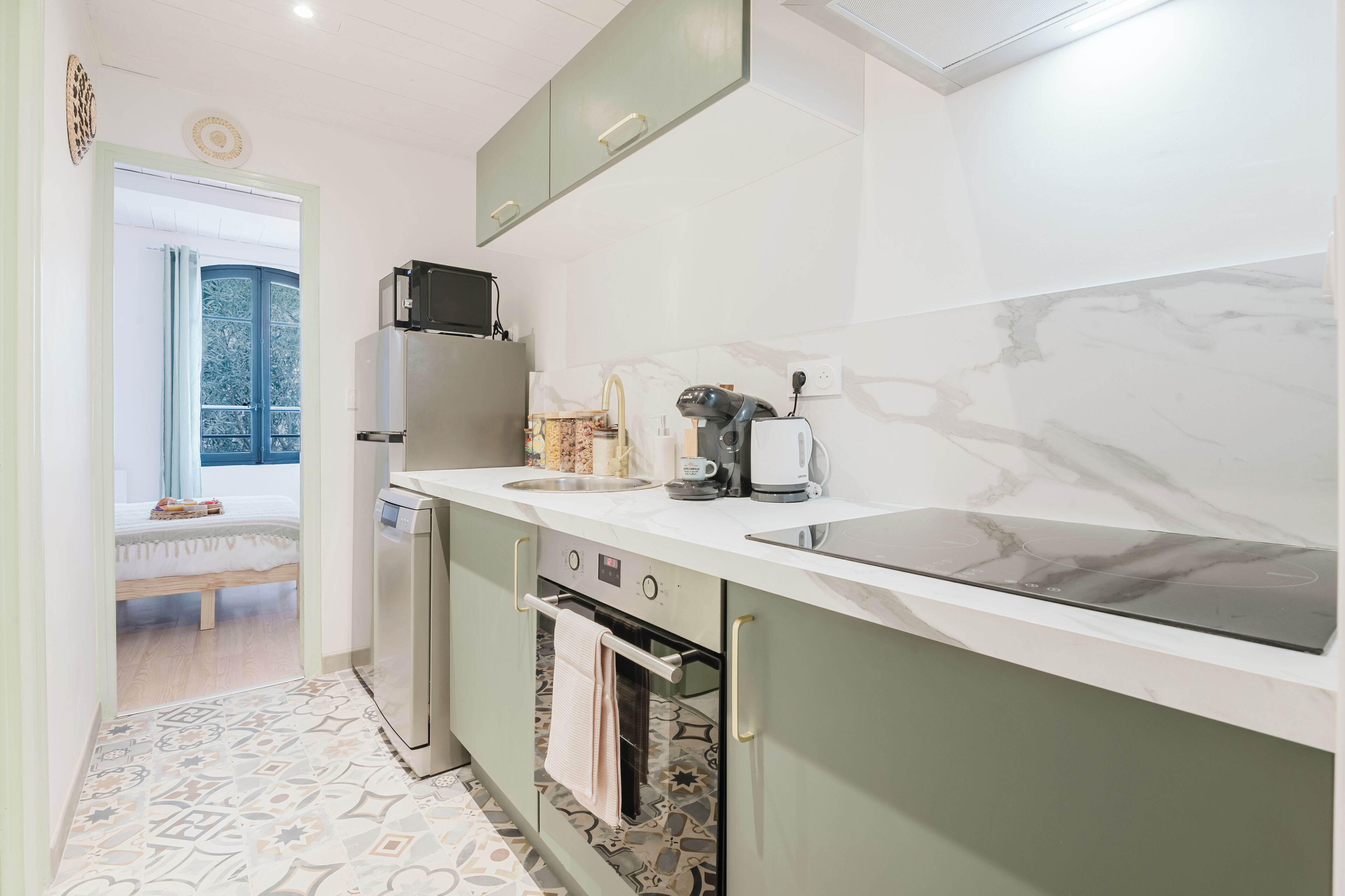 Kühlschrank, Mikrowelle, Ofen, Herdplatte