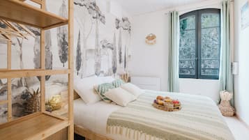 1 slaapkamer, een bureau, een strijkplank/strijkijzer, reisbedje