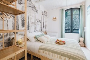 1 habitación, escritorio, tabla de planchar con plancha y cuna de viaje 