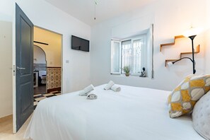1 slaapkamer, een strijkplank/strijkijzer, beddengoed