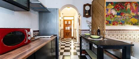 Réfrigérateur, micro-ondes, plaque de cuisson, cafetière/bouilloire